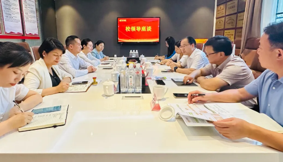 攜手共育英才！華逸府&湖南食品藥品職業(yè)學(xué)院校企合作簽約授牌儀式隆重舉行